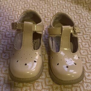 FootMates Tan Dress Shoes with Elegant Design